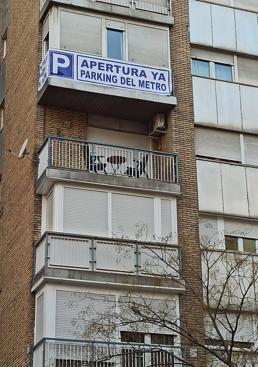 Imagen - Pancarta que ha colocado un vecino del Camino de Ronda en su balcón.