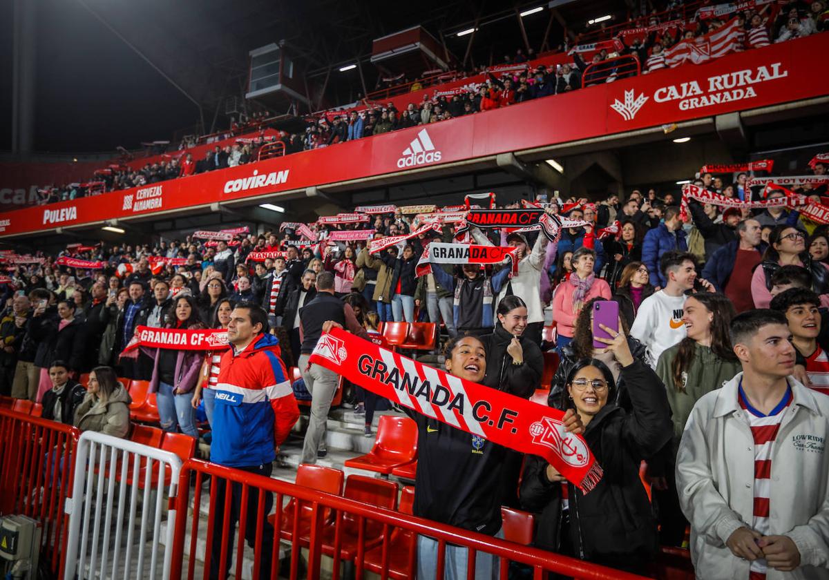 La tribuna, que durante el primer tiempo se llenó por completo, entona el himno.