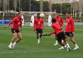 Babic (izquierda) sonríe en un ejercicio ante Ramazani, mientras El Bilal Touré, Lázaro Vinicius y Kaiky Fernandes observan.
