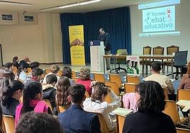 El delegado de Educación, en su visita al Torneo de Debate Educativo.