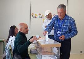 Rodrigo Sánchez, alcalde de Fines, ejerciendo su derecho al voto en unas elecciones.