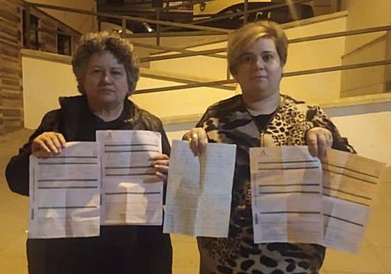 María Álvarez y Toñi Castillo, familiares de un paciente ingresado en la UCI, muestran algunas de las reclamaciones que han presentado.