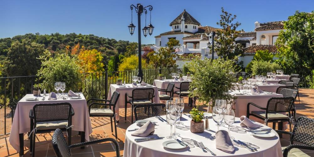 Imagen secundaria 2 - Distintas habitaciones y comedor exterior del hotel La Bobadilla.
