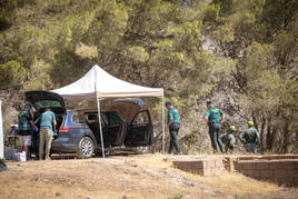 Imagen de la inspección ocular de la Guardia Civil en uno de los vehículos que se quedaron en el paraje de Órgiva tras el tiroteo.