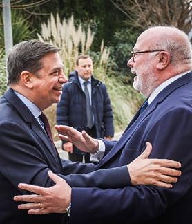 Imagen secundaria 2 - El ministro en distintos momentos de su visita a la sede del periódico, acompañado por el director de IDEAL Eduardo Peralta. 