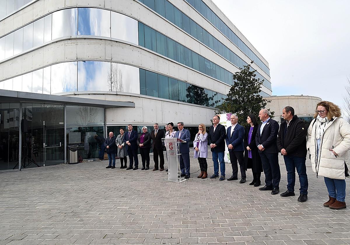 El presidente y miembros de la Diputación de Granada durante la lectura del manifiesto del 8M.