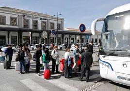 Fila de pasajeros que viajan a Almería y esperan tomar el autobús que les dejará en Iznalloz este viernes.