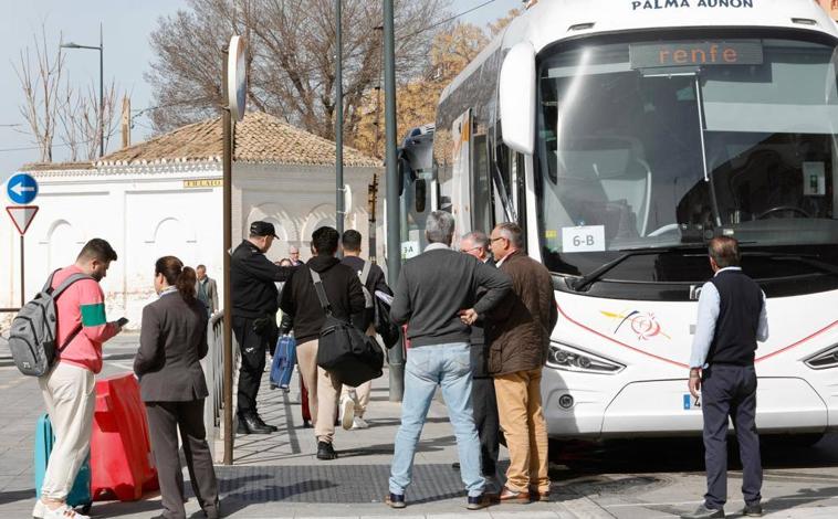 Imagen principal - De 'pasajeros al tren'a 'pasajeros al bus. Panel informativo y uno de los controladores de Renfe.