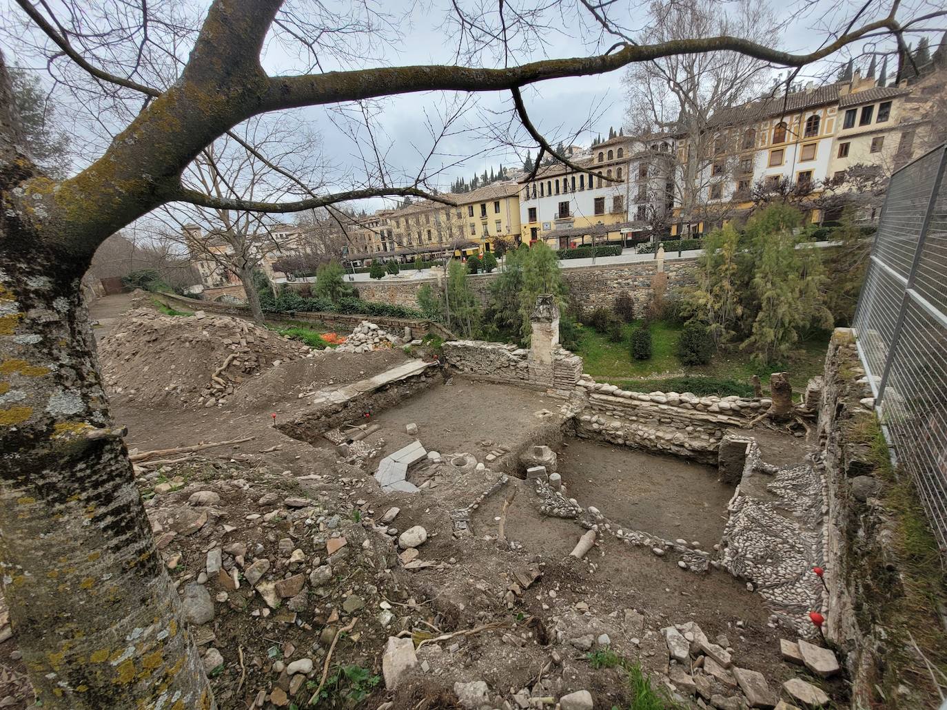 Los restos se observan desde el Paseo de los Tristes.