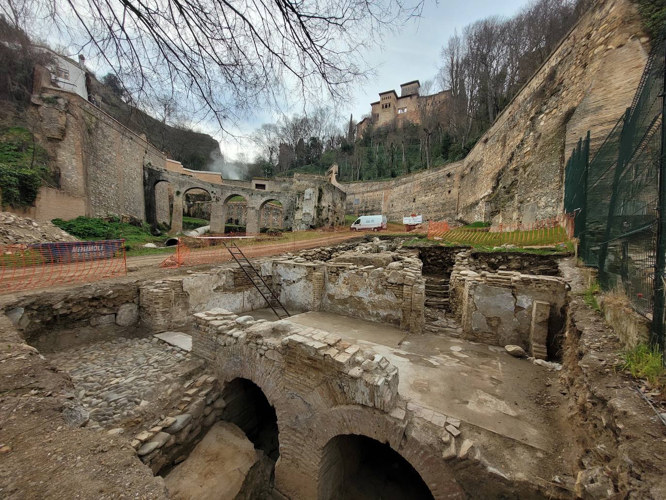 Panorámica de los restos hallados junto al Acueducto del Aljibillo con la Alhambra al fondo.