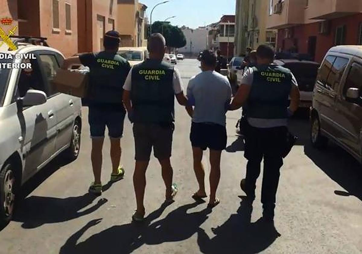 Momento de la detención de uno de los acusados en la operación 'Terciaria' de la Guardia Civil.