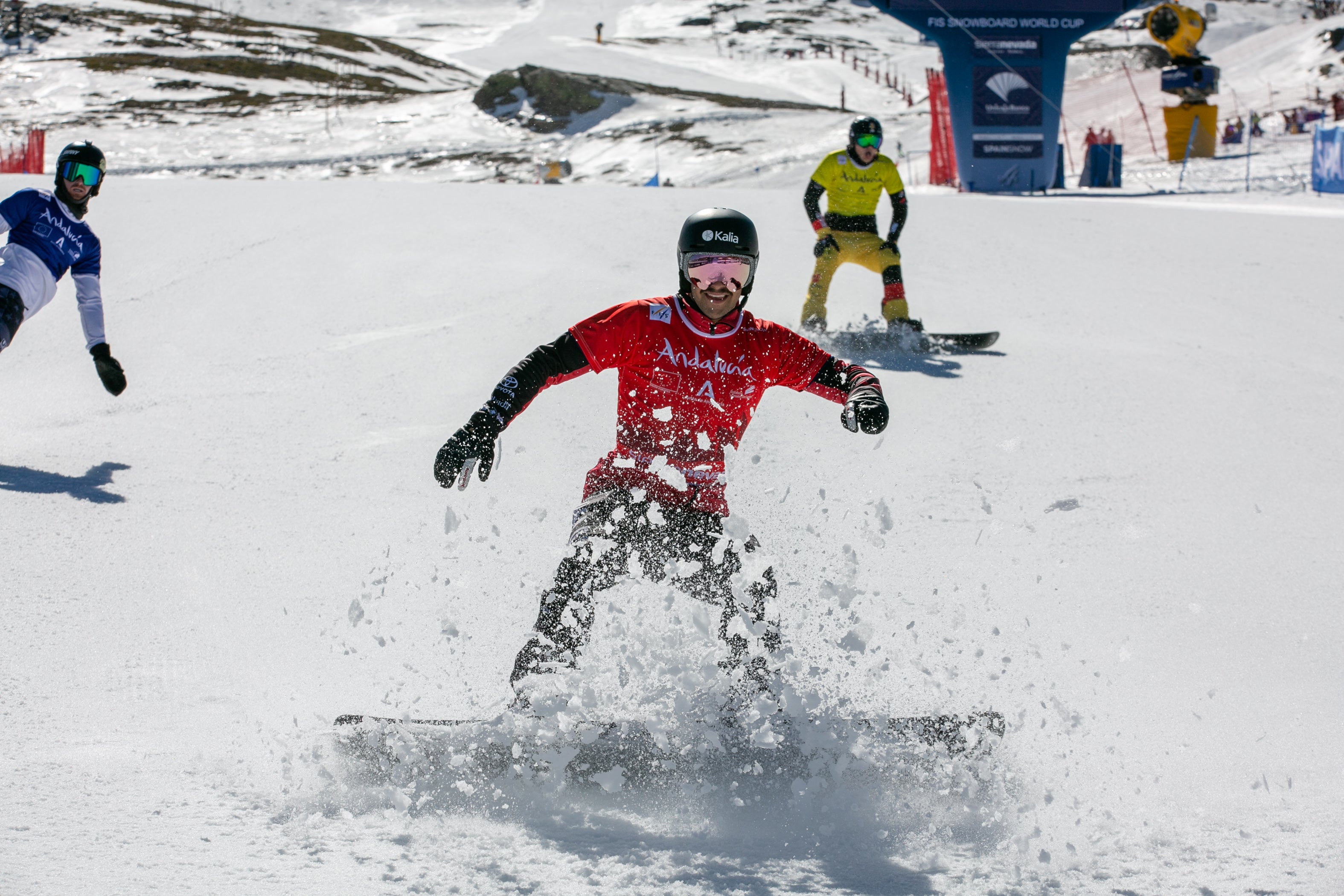 Ambientazo en Sierra Nevada en la fiesta del snowboard