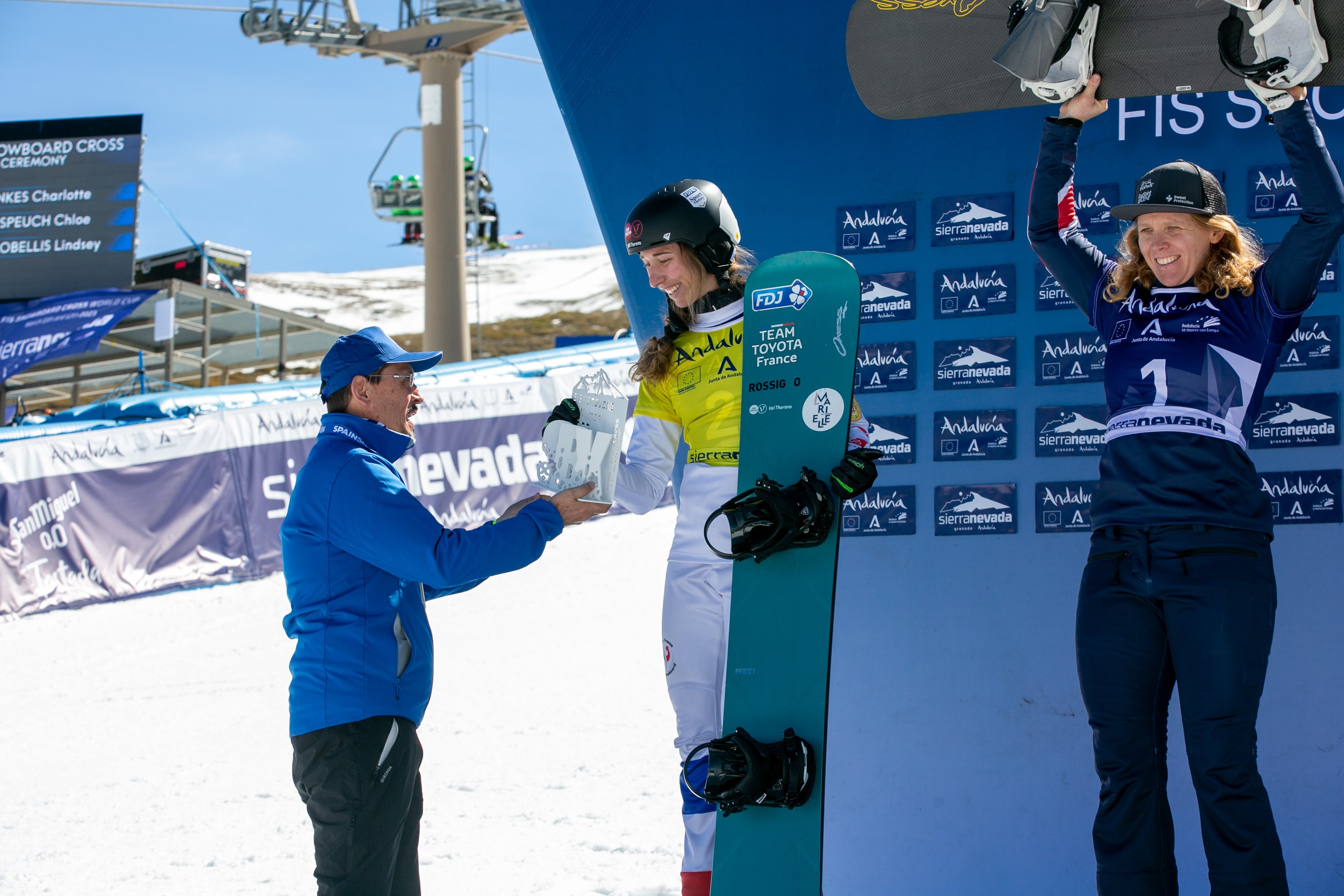 Ambientazo en Sierra Nevada en la fiesta del snowboard