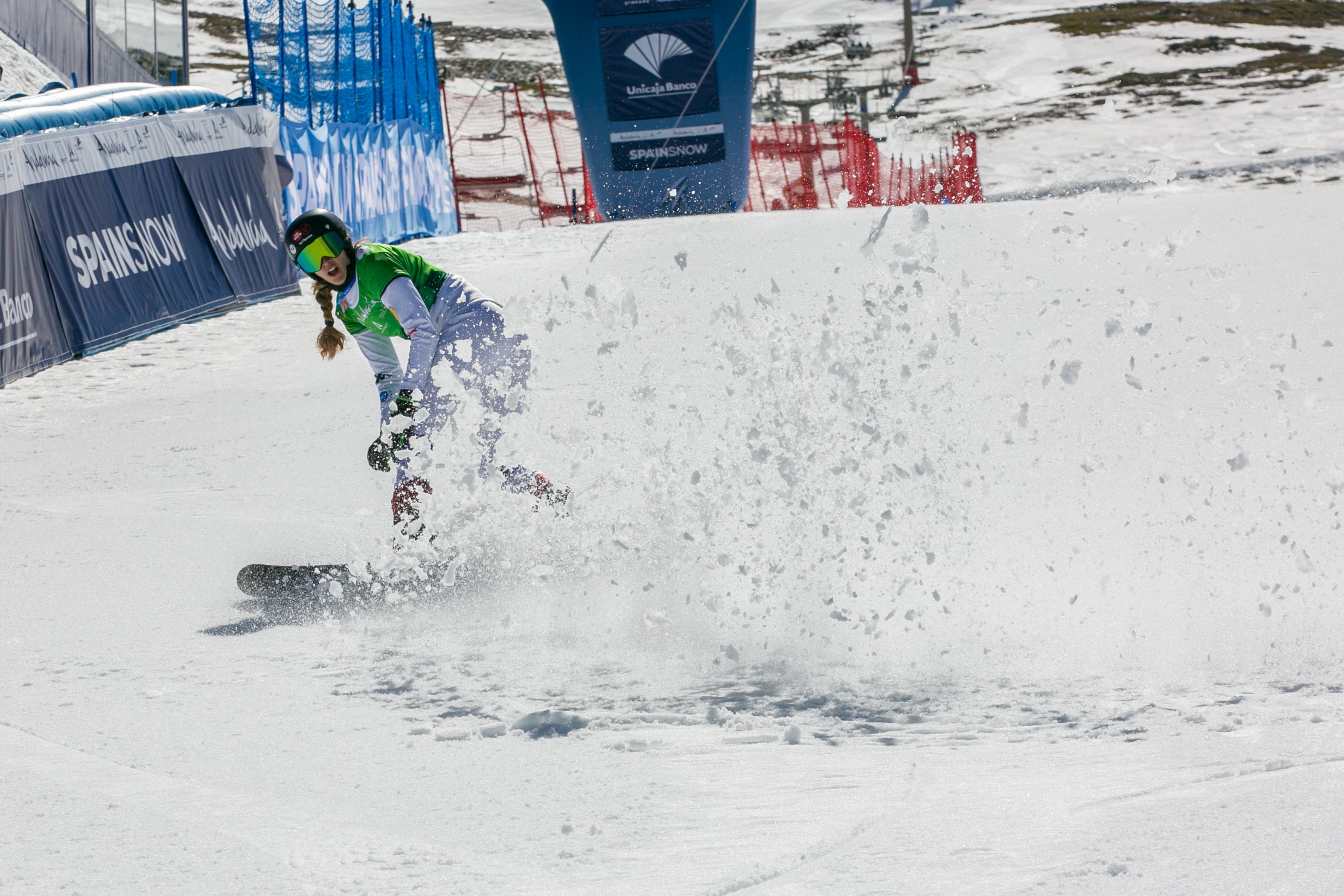 Ambientazo en Sierra Nevada en la fiesta del snowboard