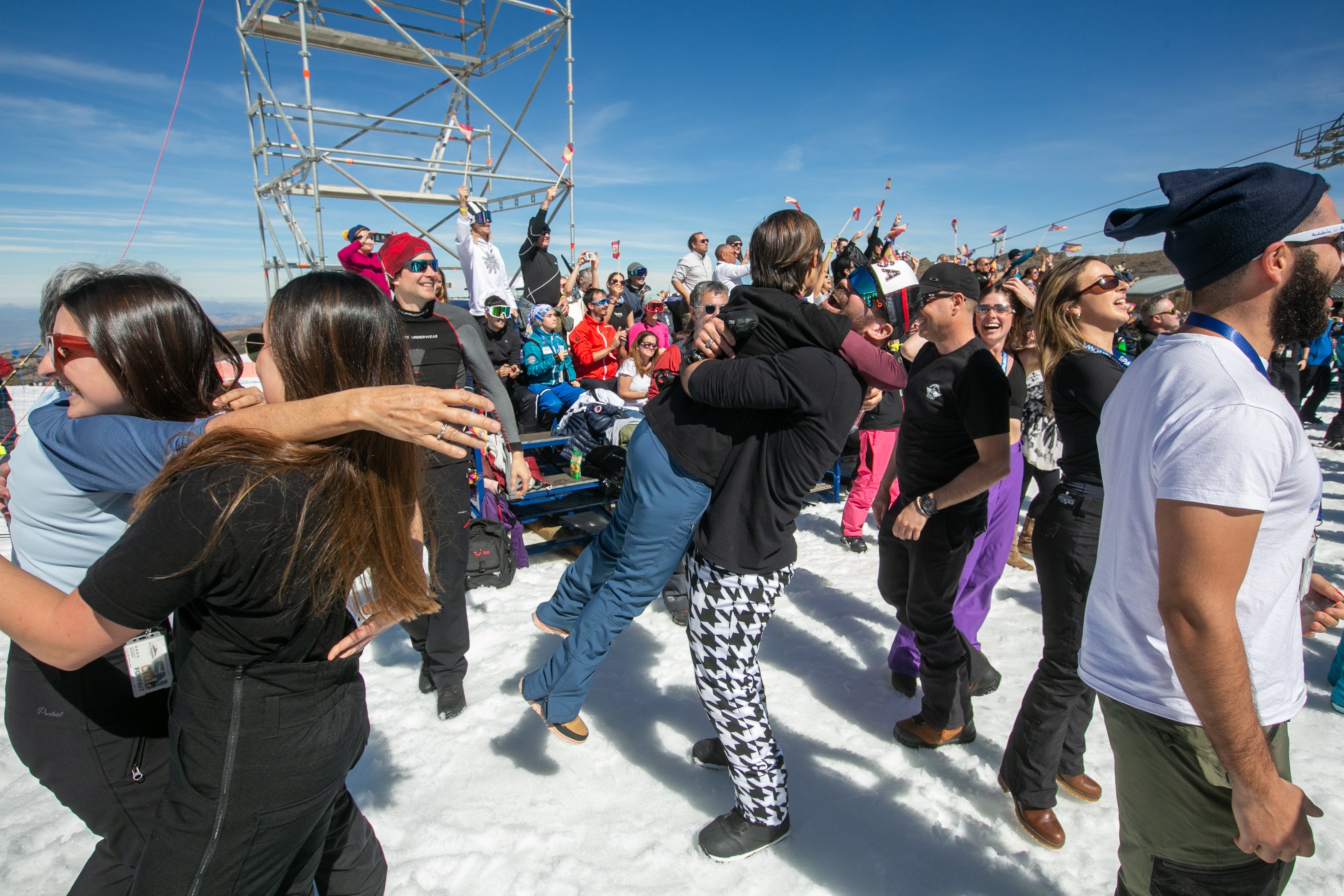 Ambientazo en Sierra Nevada en la fiesta del snowboard