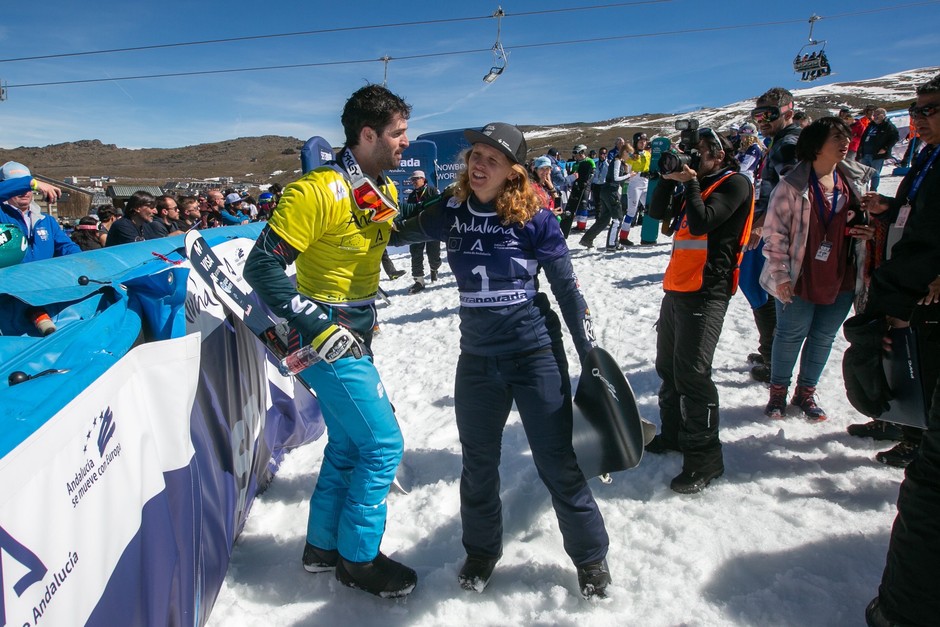 Ambientazo en Sierra Nevada en la fiesta del snowboard