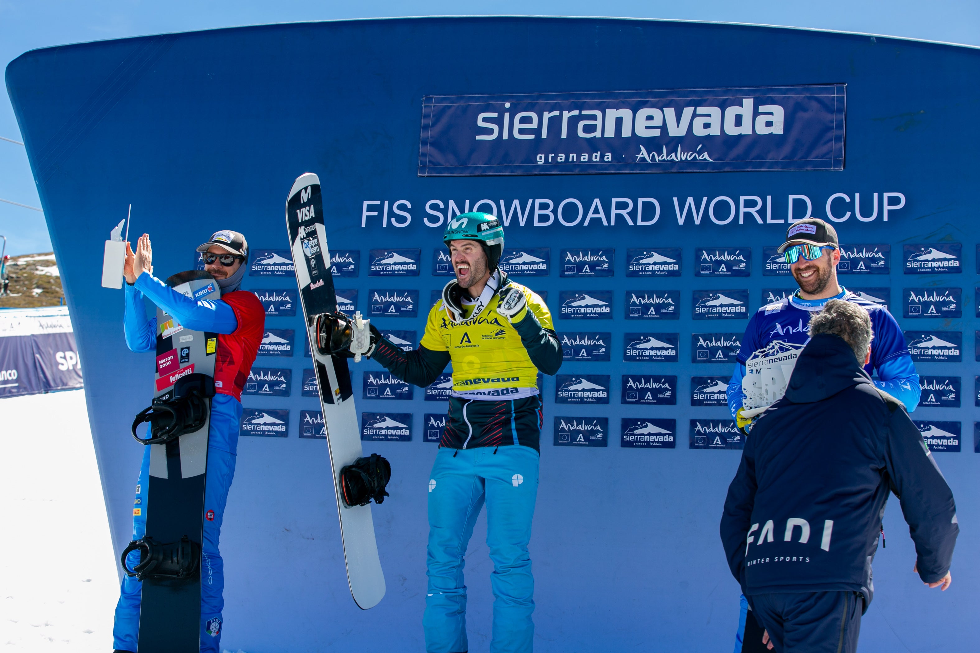 Ambientazo en Sierra Nevada en la fiesta del snowboard