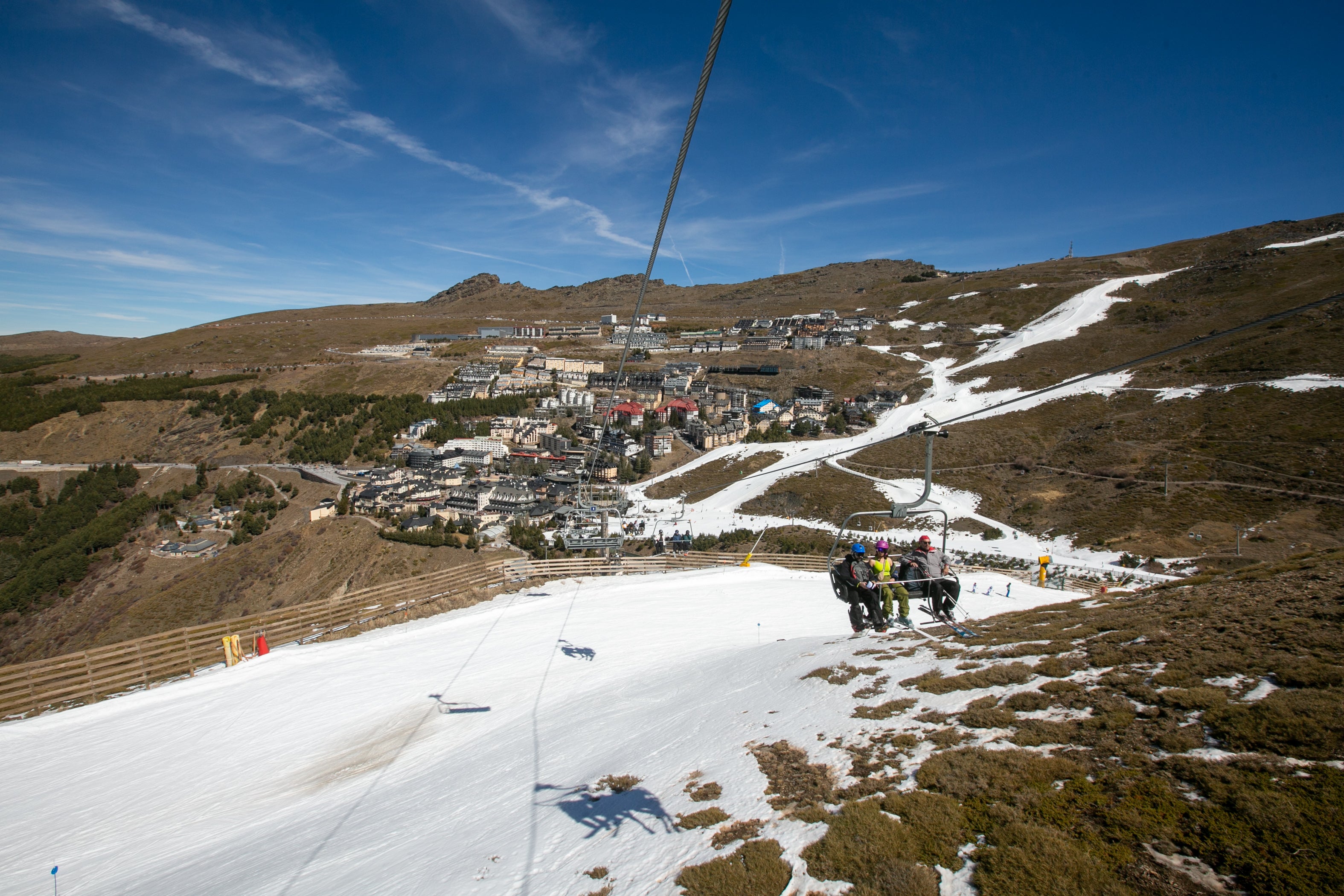 Ambientazo en Sierra Nevada en la fiesta del snowboard