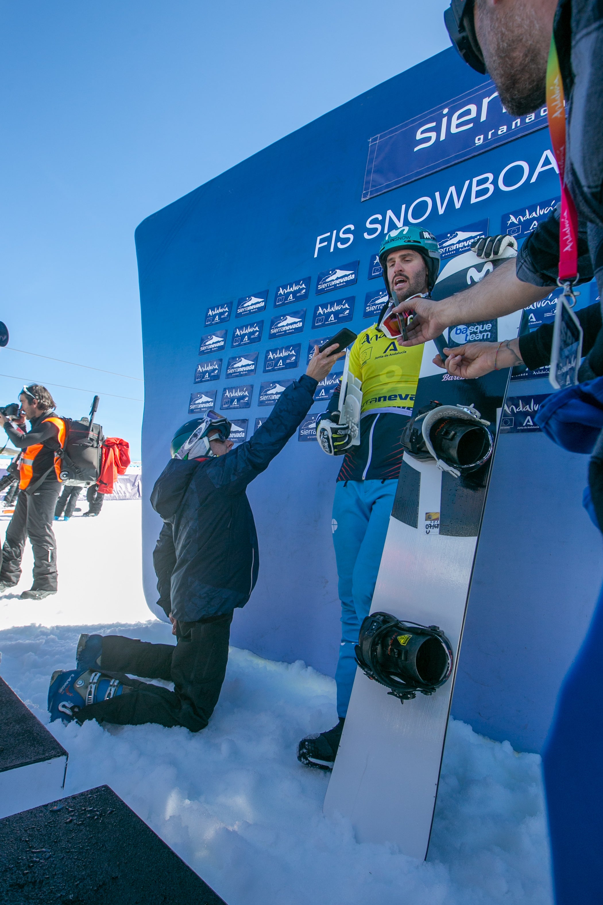 Ambientazo en Sierra Nevada en la fiesta del snowboard