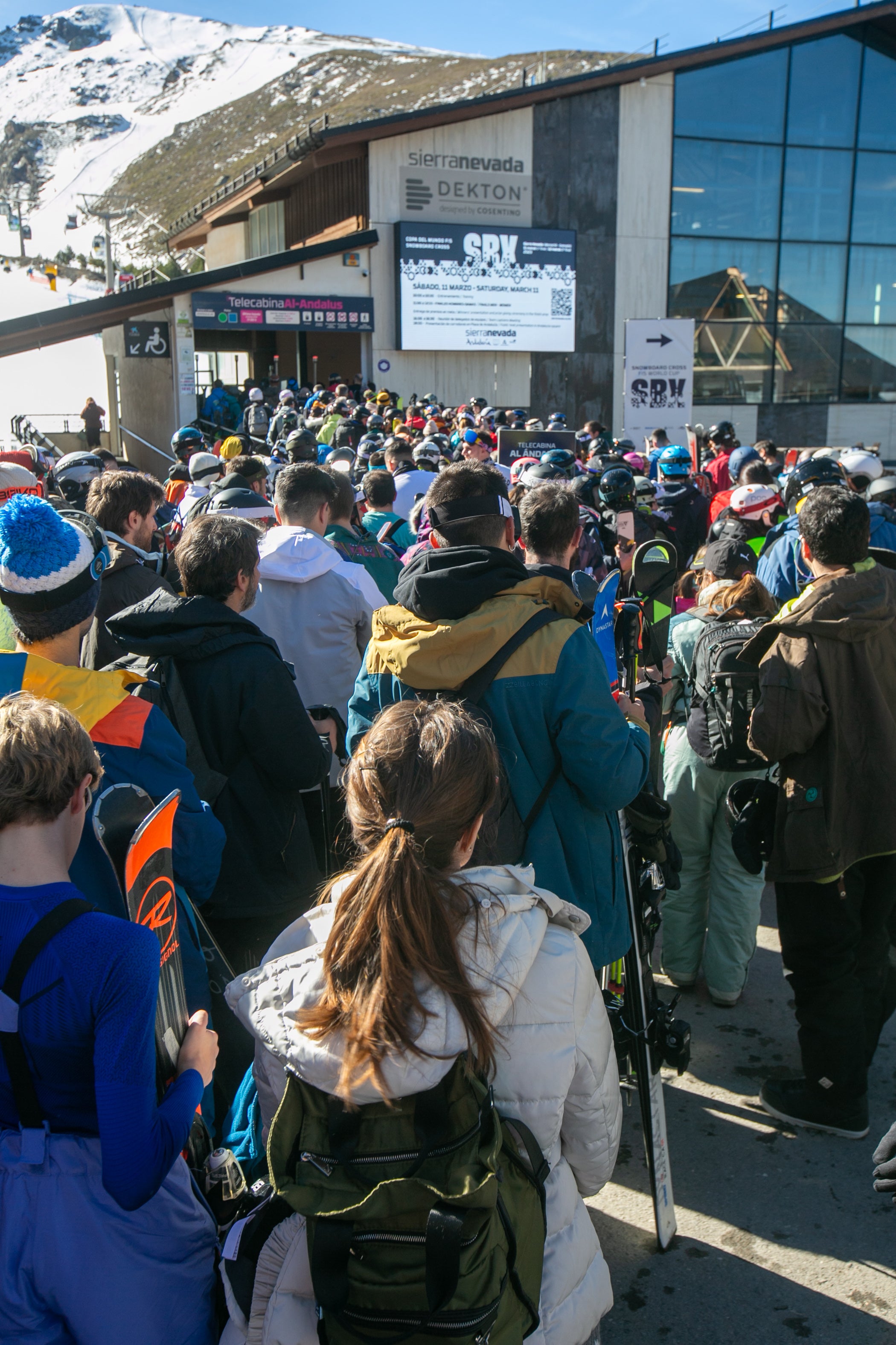 Ambientazo en Sierra Nevada en la fiesta del snowboard