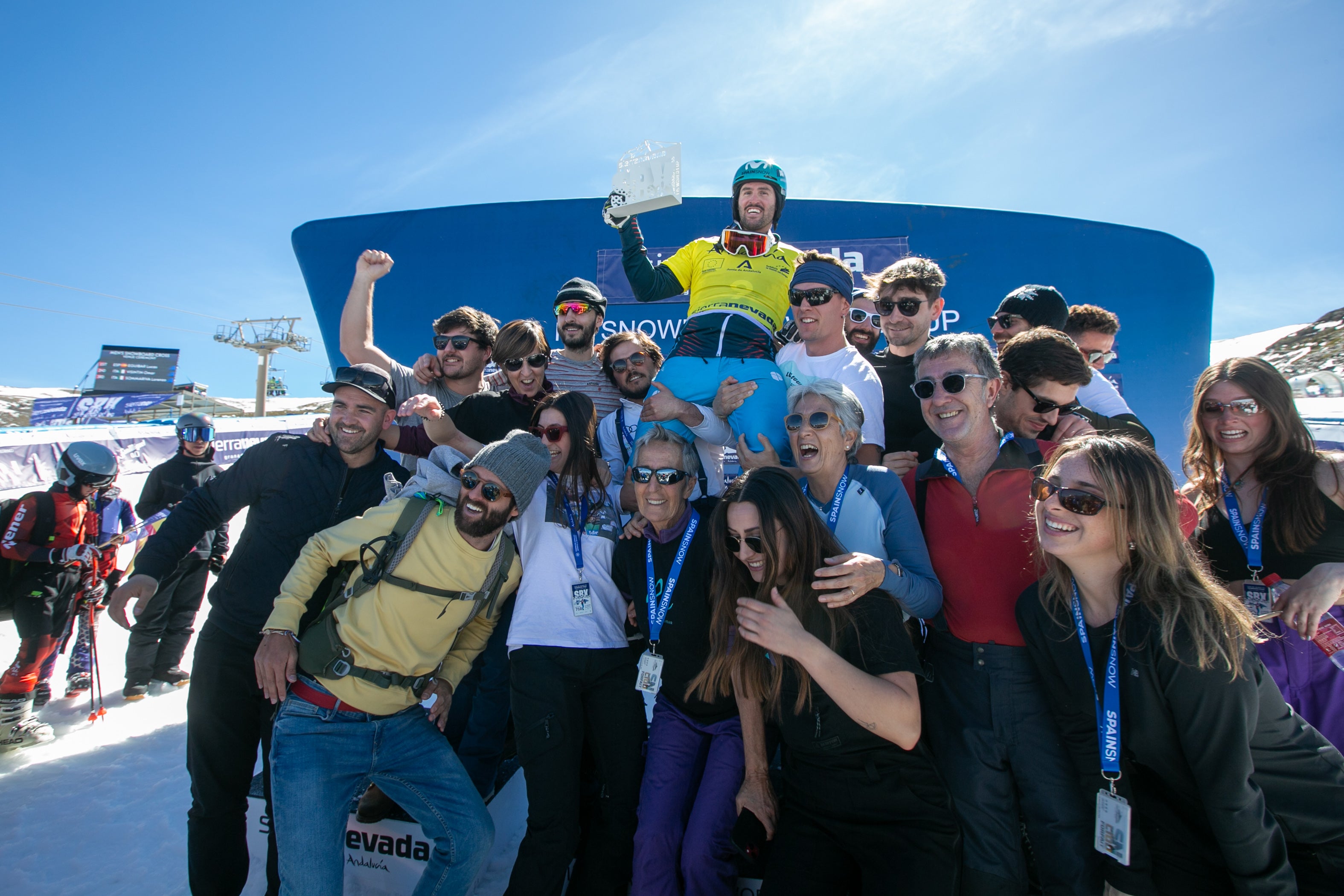 Ambientazo en Sierra Nevada en la fiesta del snowboard