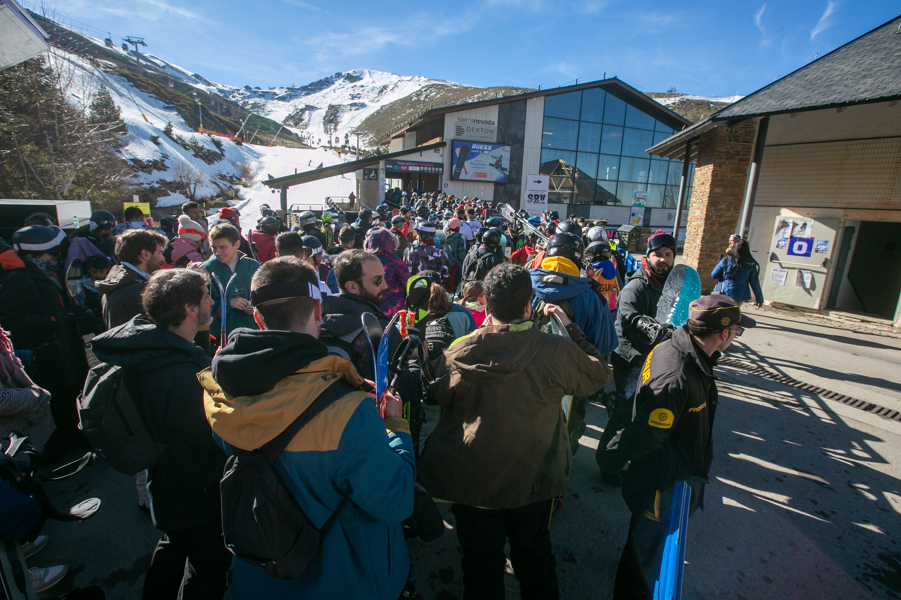 Ambientazo en Sierra Nevada en la fiesta del snowboard