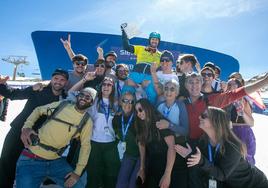 La familia y amigos de Lucas Eguibar celebra con el donostiarra su triunfo en Sierra Nevada.