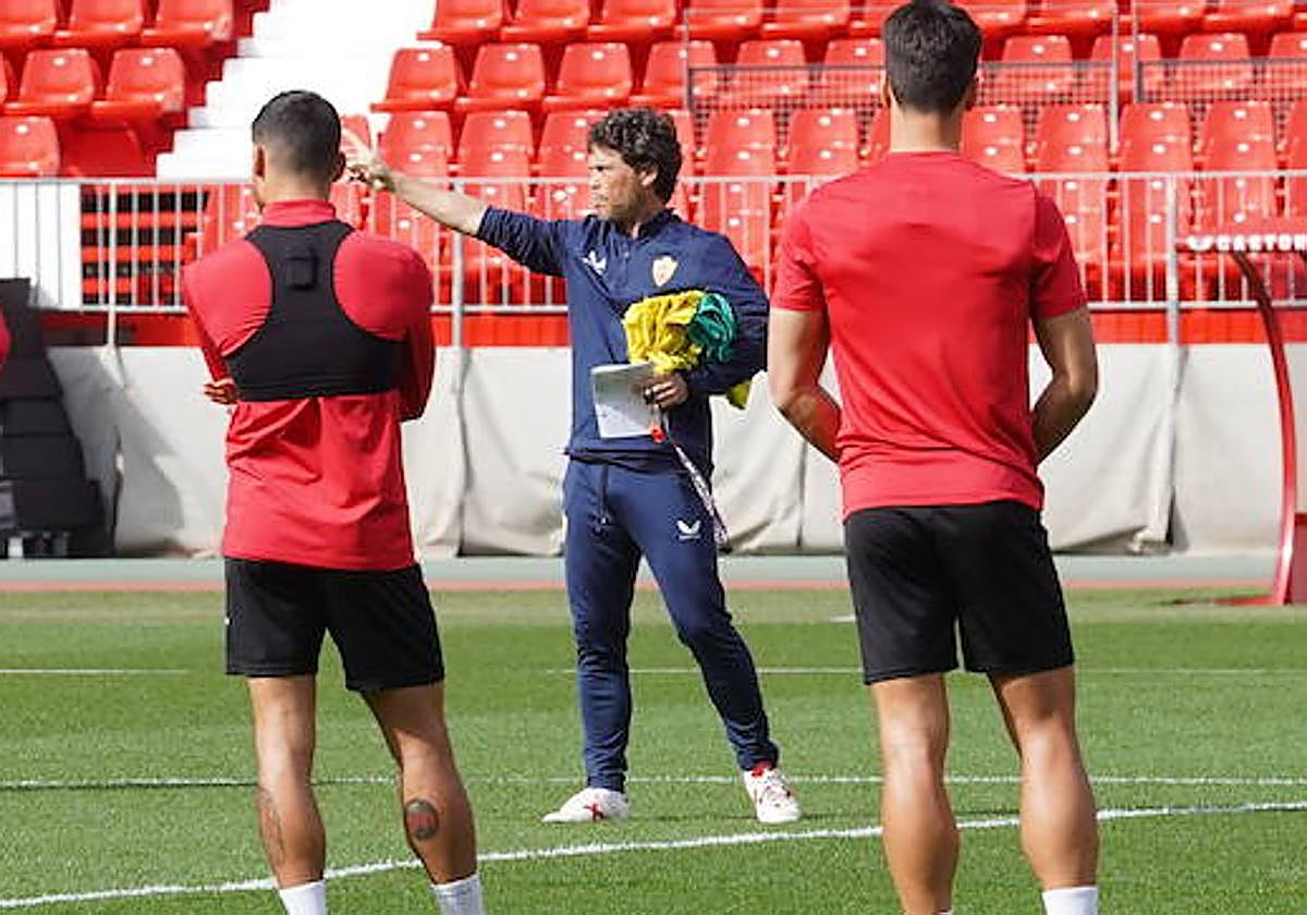 Rubi da consejos a sus jugadores durante el entrenamiento a puerta cerrada.