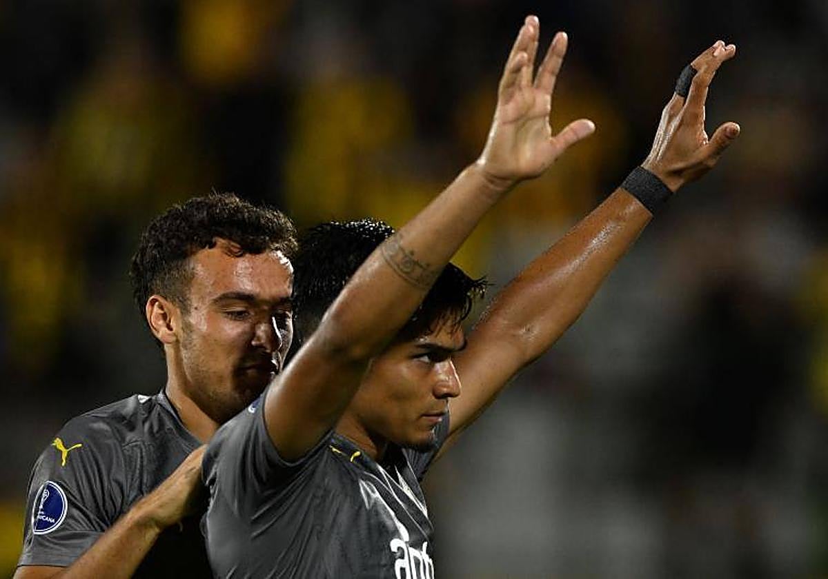 Arezo, felicitado tras uno de sus goles al River Plate uruguayo.