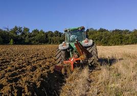 Un tractor arando en el campo.