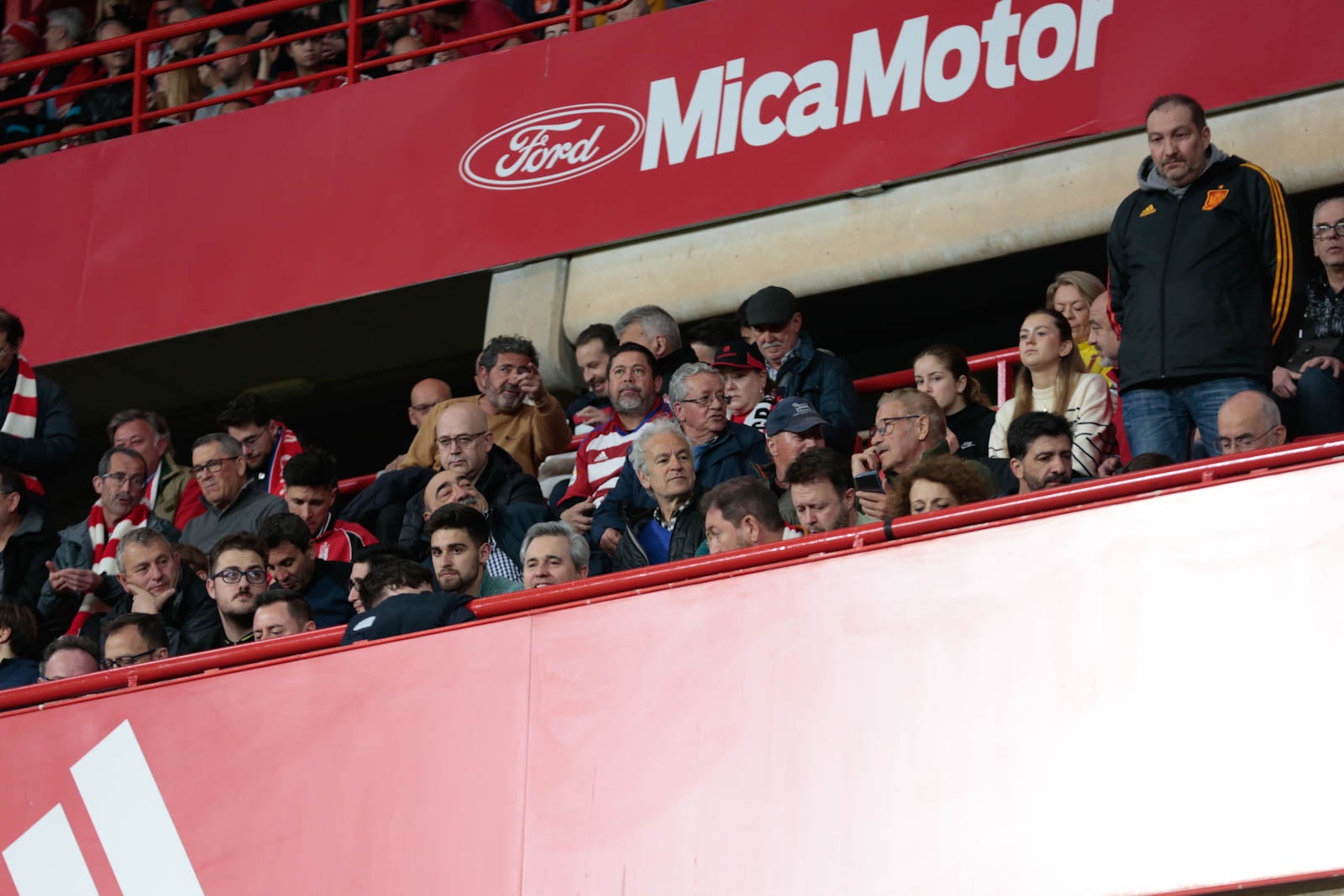 Encuéntrate en la grada en el Granada - Ponferradina