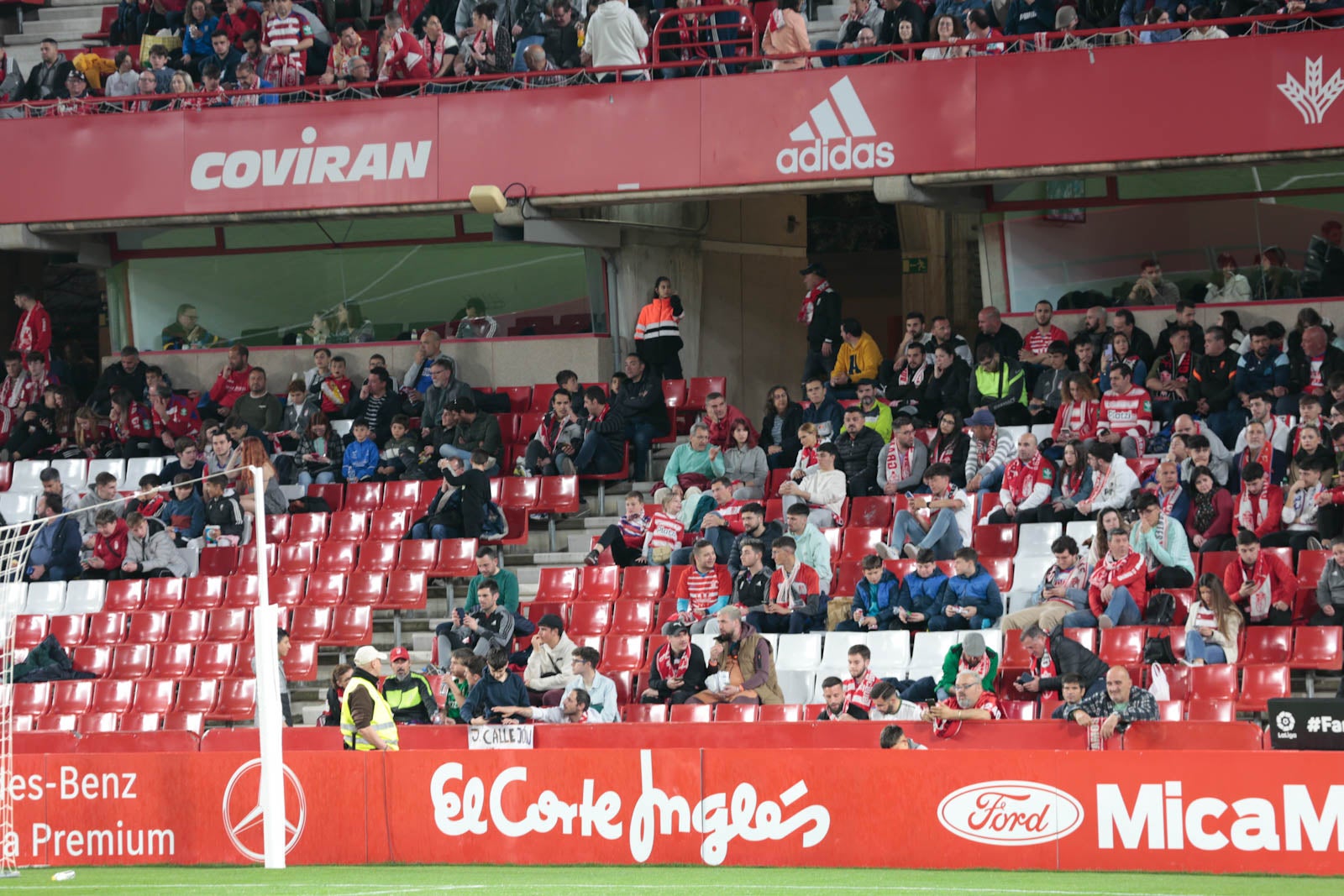 Encuéntrate en la grada en el Granada - Ponferradina