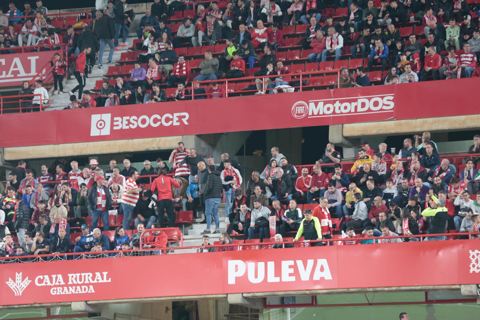 Encuéntrate en la grada en el Granada - Ponferradina