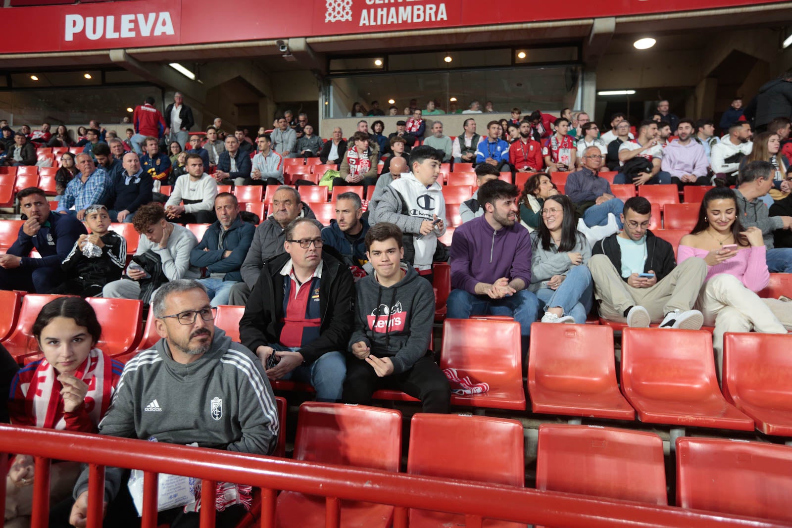 Encuéntrate en la grada en el Granada - Ponferradina