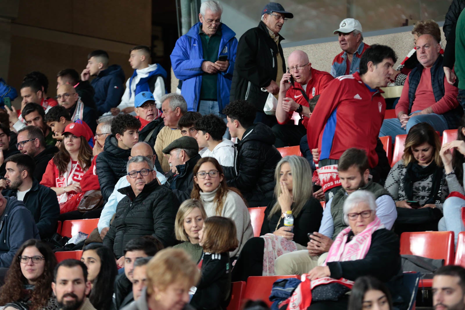 Encuéntrate en la grada en el Granada - Ponferradina
