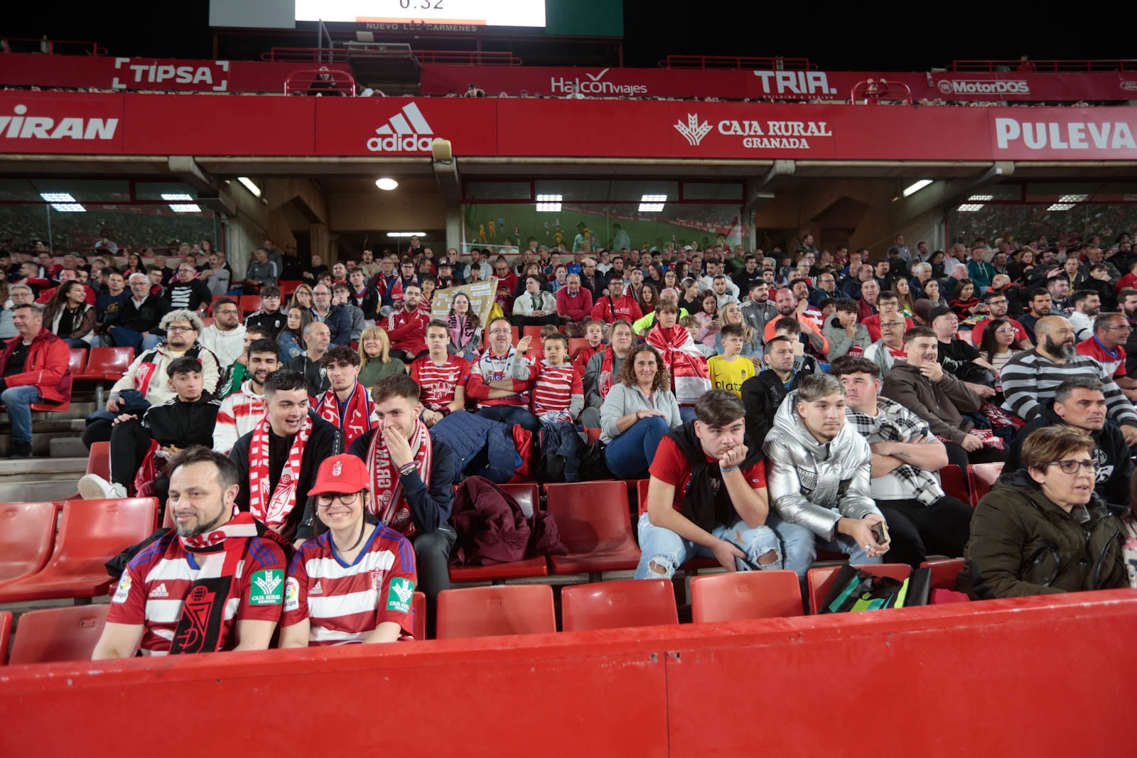 Encuéntrate en la grada en el Granada - Ponferradina