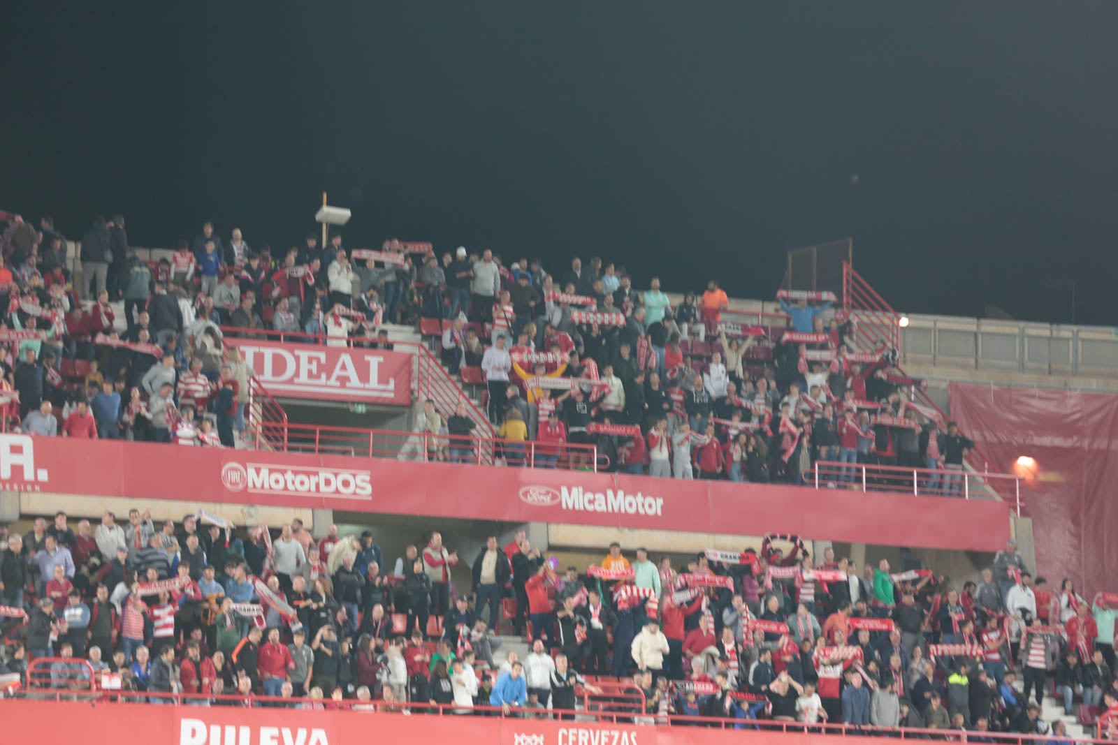 Encuéntrate en la grada en el Granada - Ponferradina