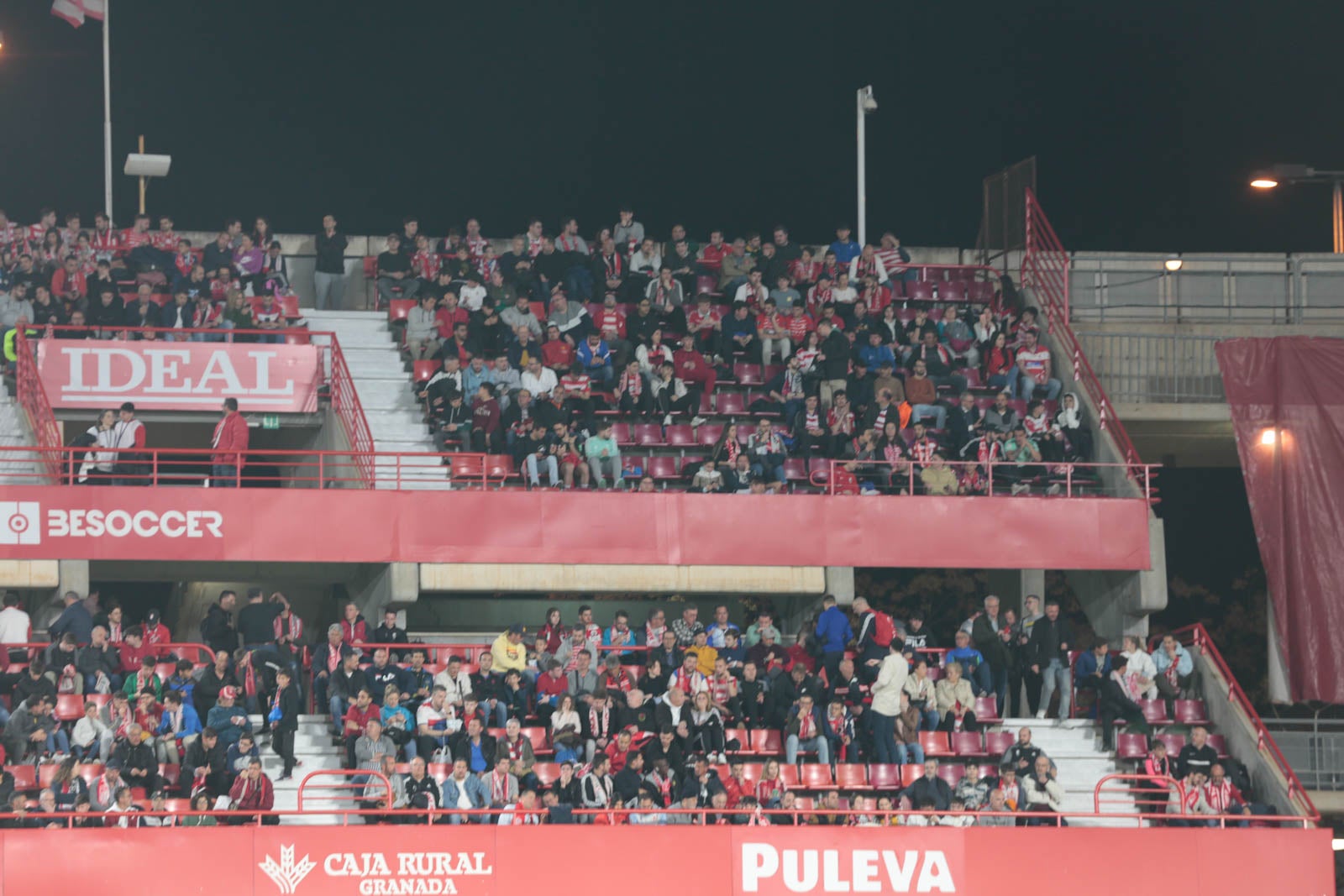Encuéntrate en la grada en el Granada - Ponferradina
