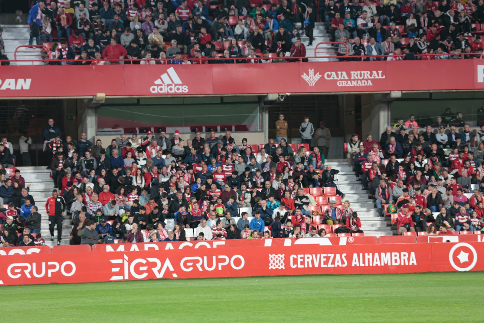 Encuéntrate en la grada en el Granada - Ponferradina