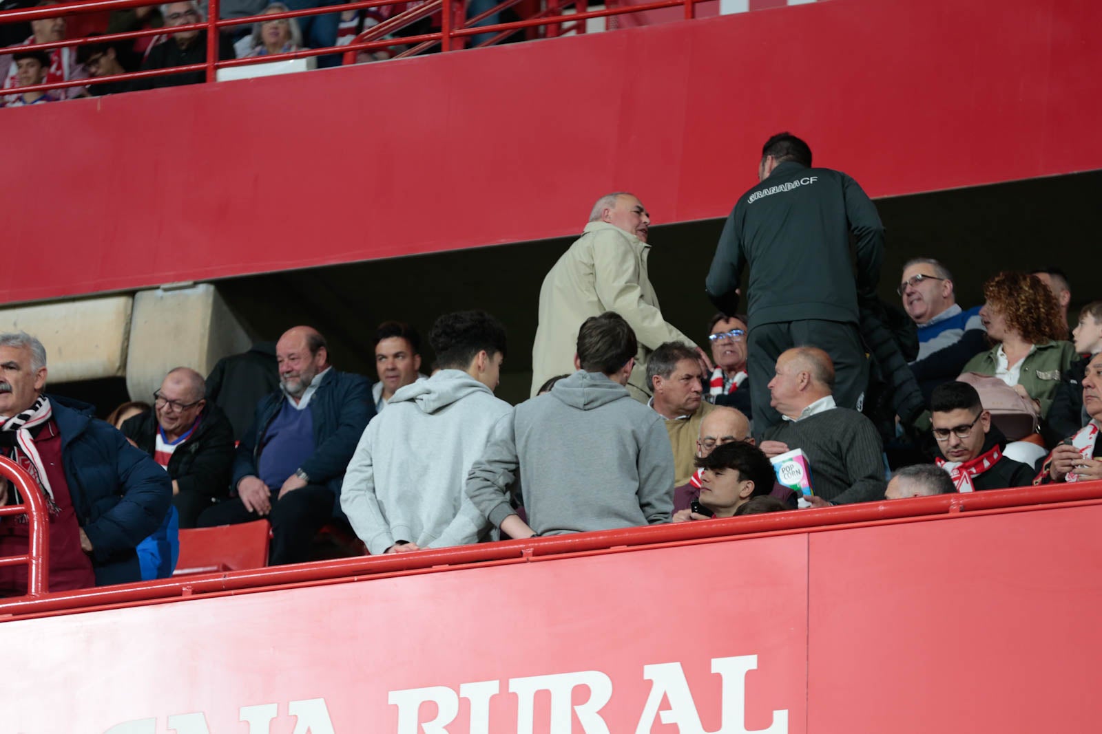 Encuéntrate en la grada en el Granada - Ponferradina