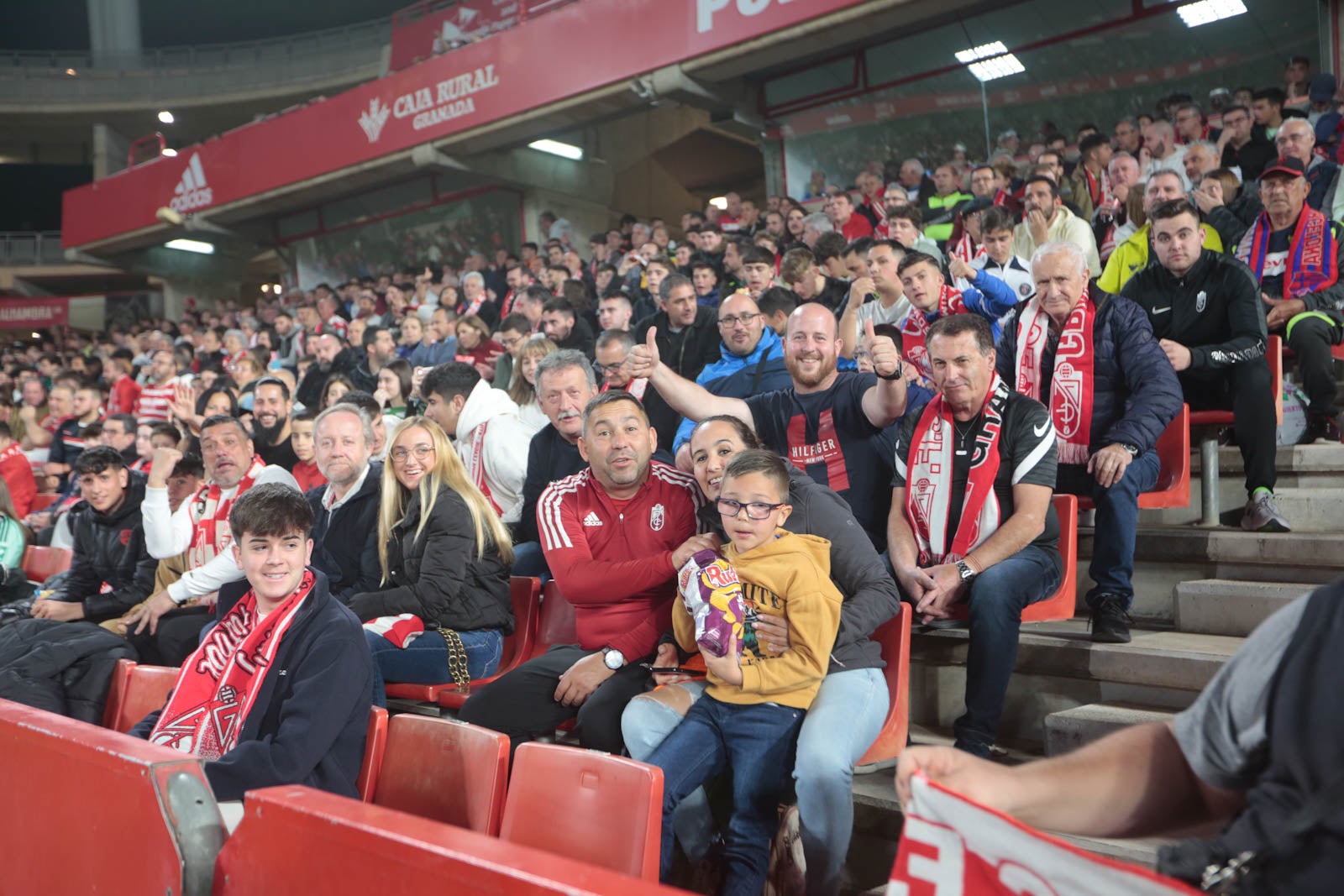 Encuéntrate en la grada en el Granada - Ponferradina
