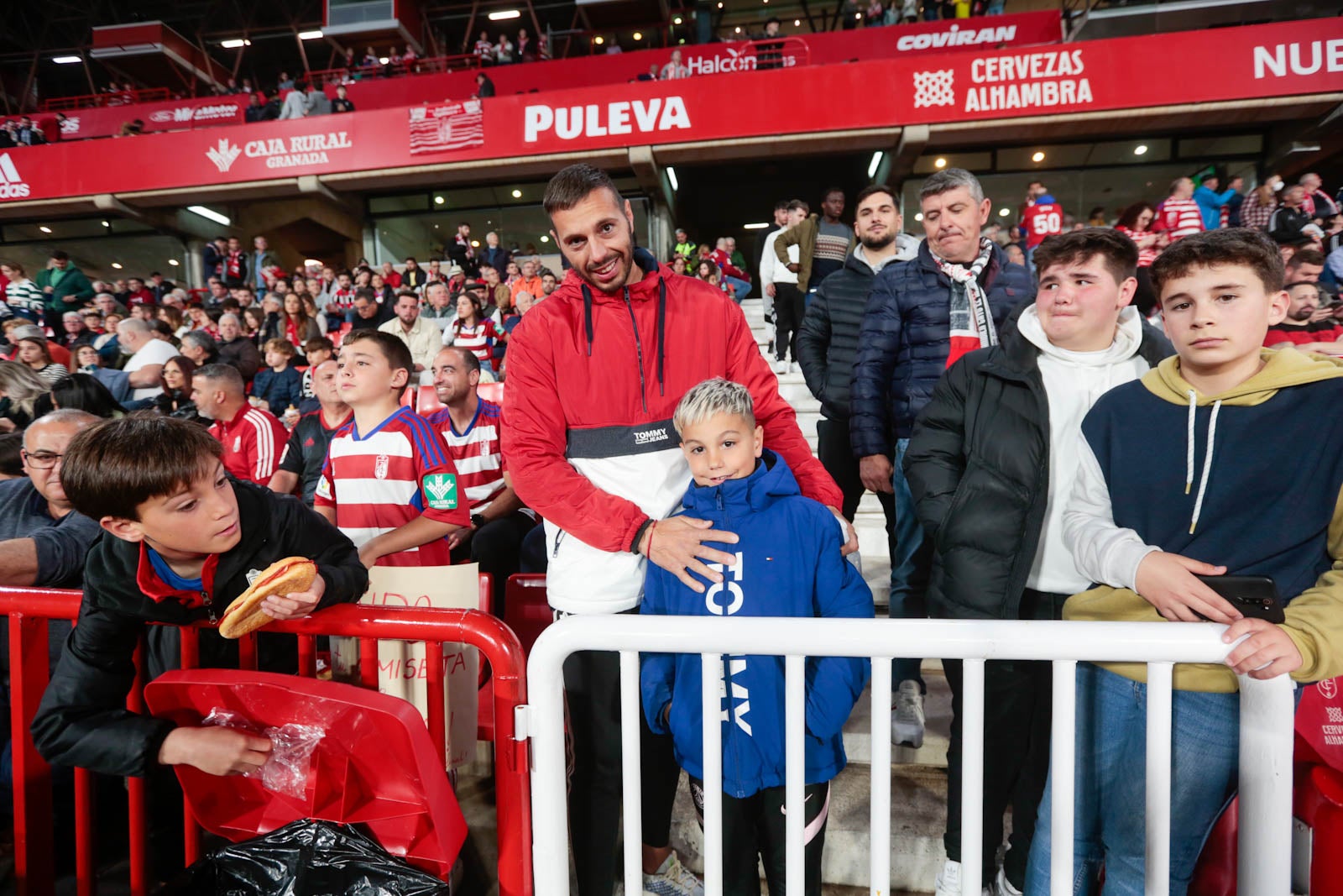 Encuéntrate en la grada en el Granada - Ponferradina