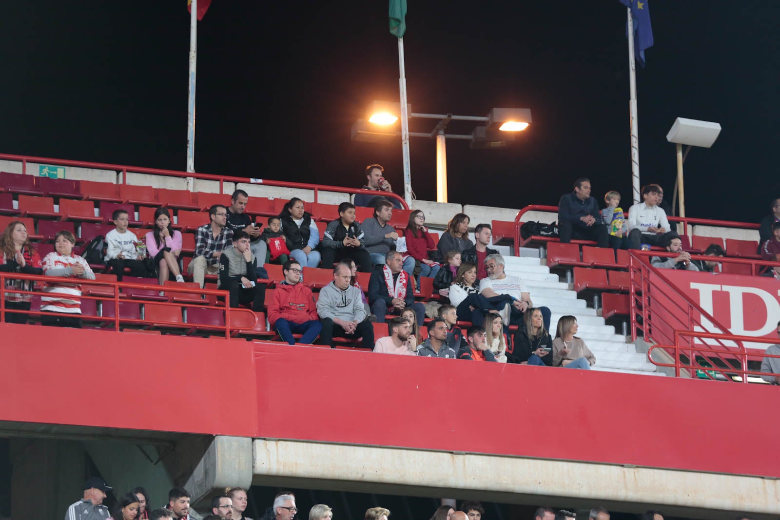 Encuéntrate en la grada en el Granada - Ponferradina