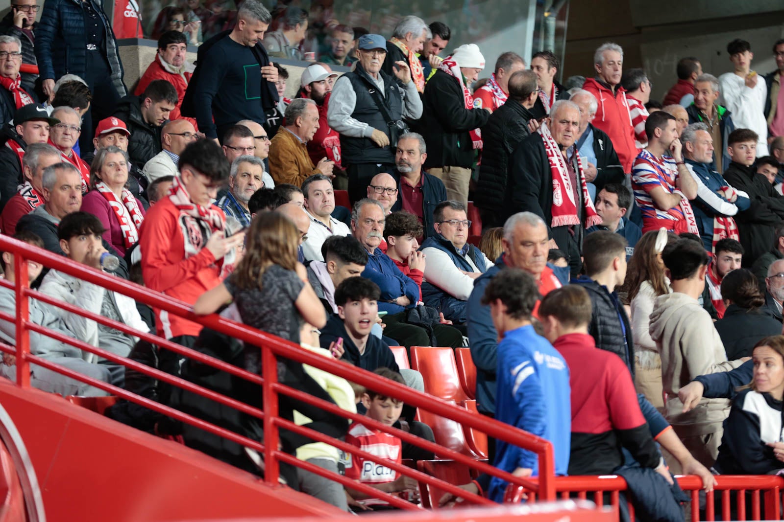 Encuéntrate en la grada en el Granada - Ponferradina