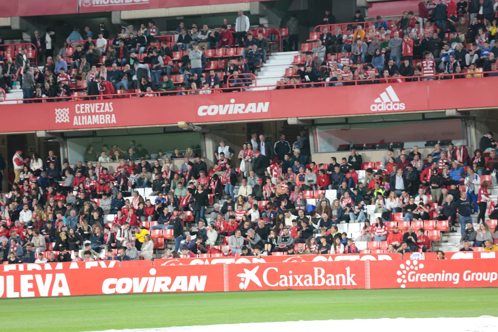 Encuéntrate en la grada en el Granada - Ponferradina