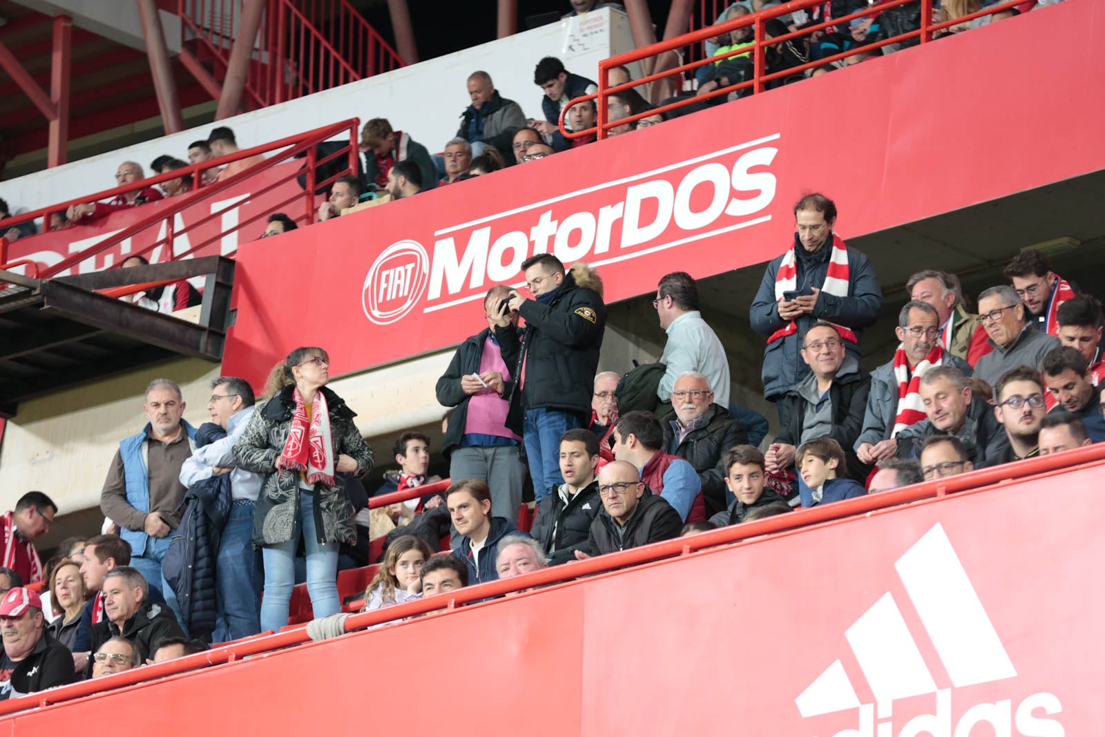 Encuéntrate en la grada en el Granada - Ponferradina