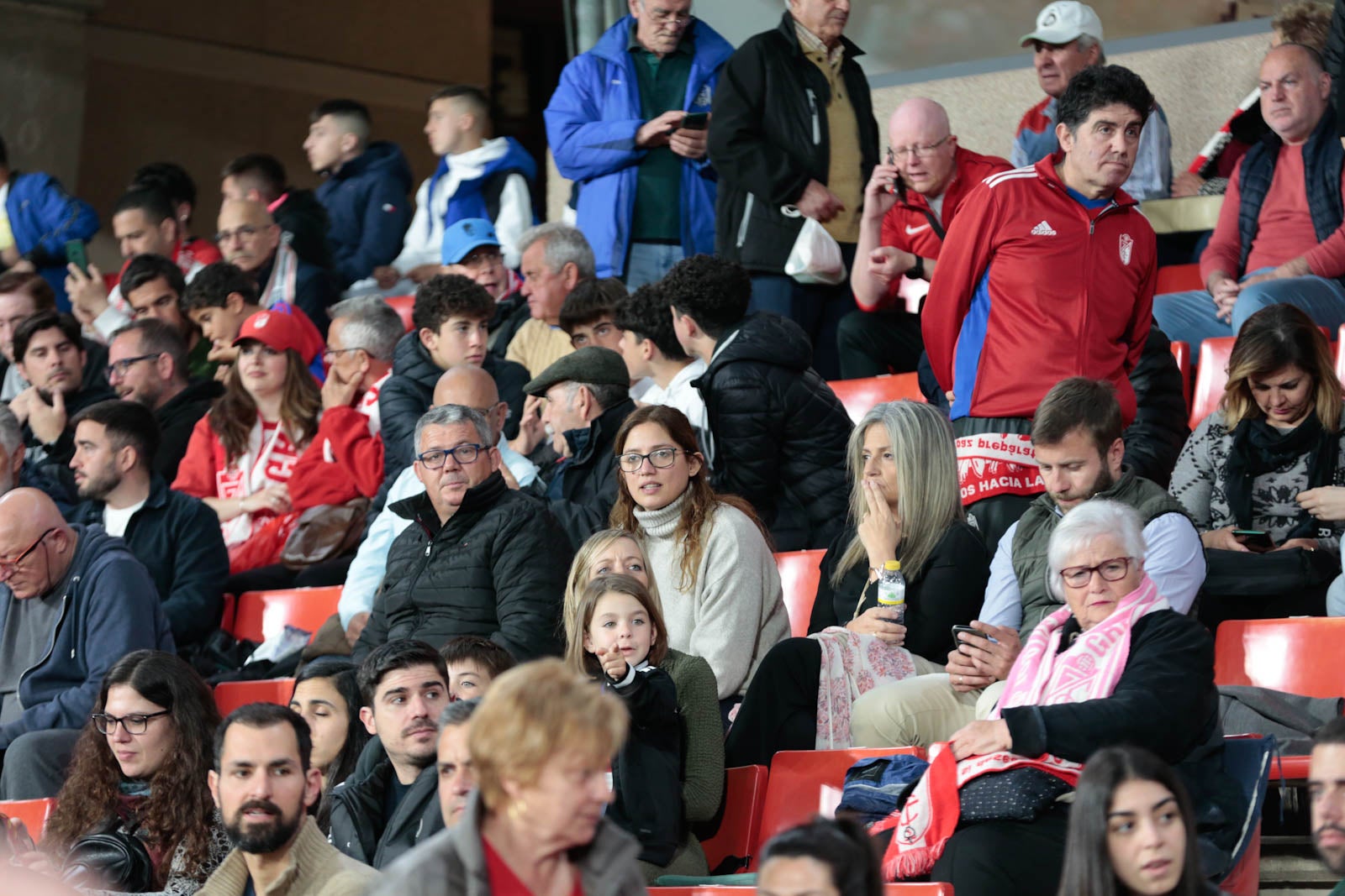 Encuéntrate en la grada en el Granada - Ponferradina