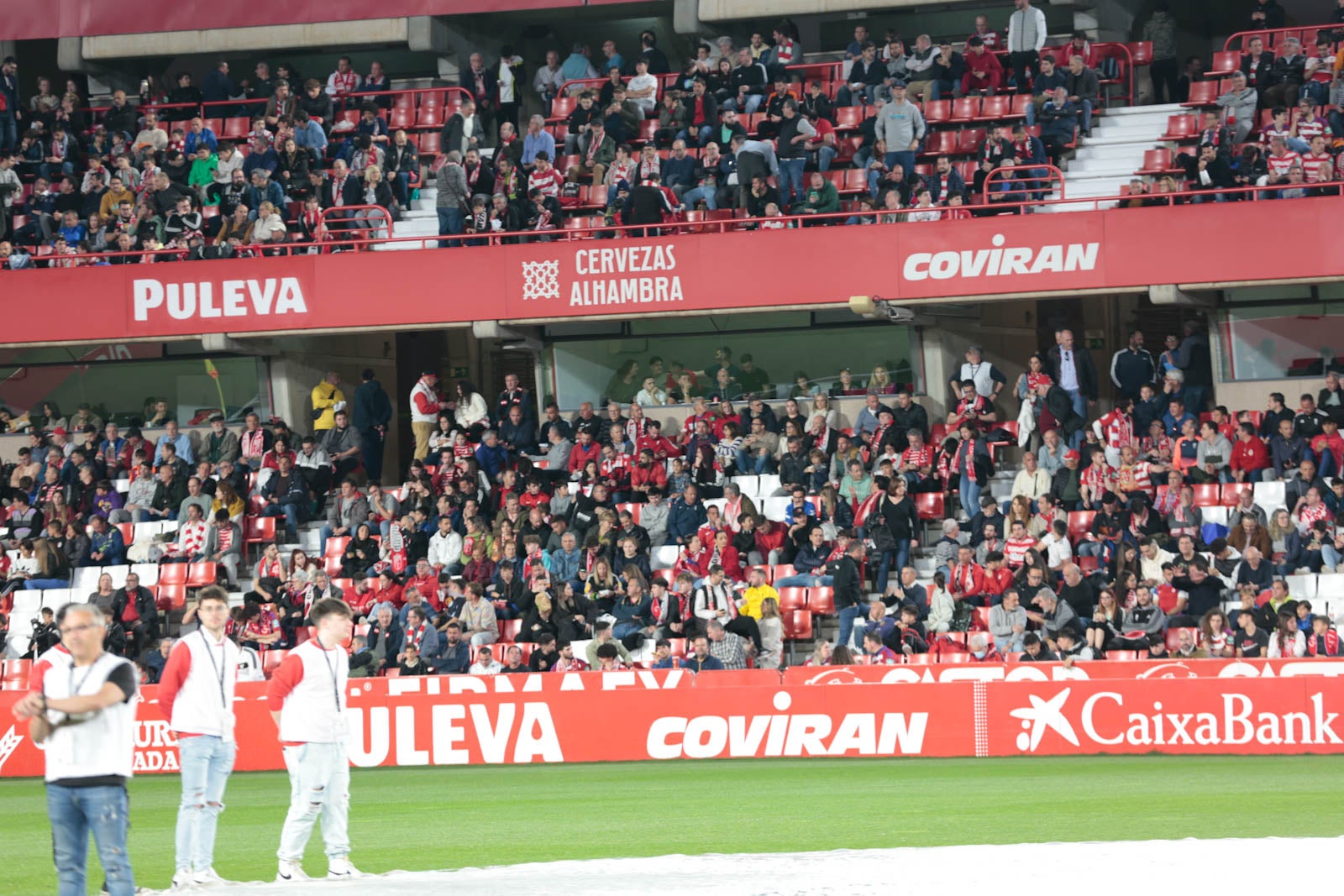 Encuéntrate en la grada en el Granada - Ponferradina
