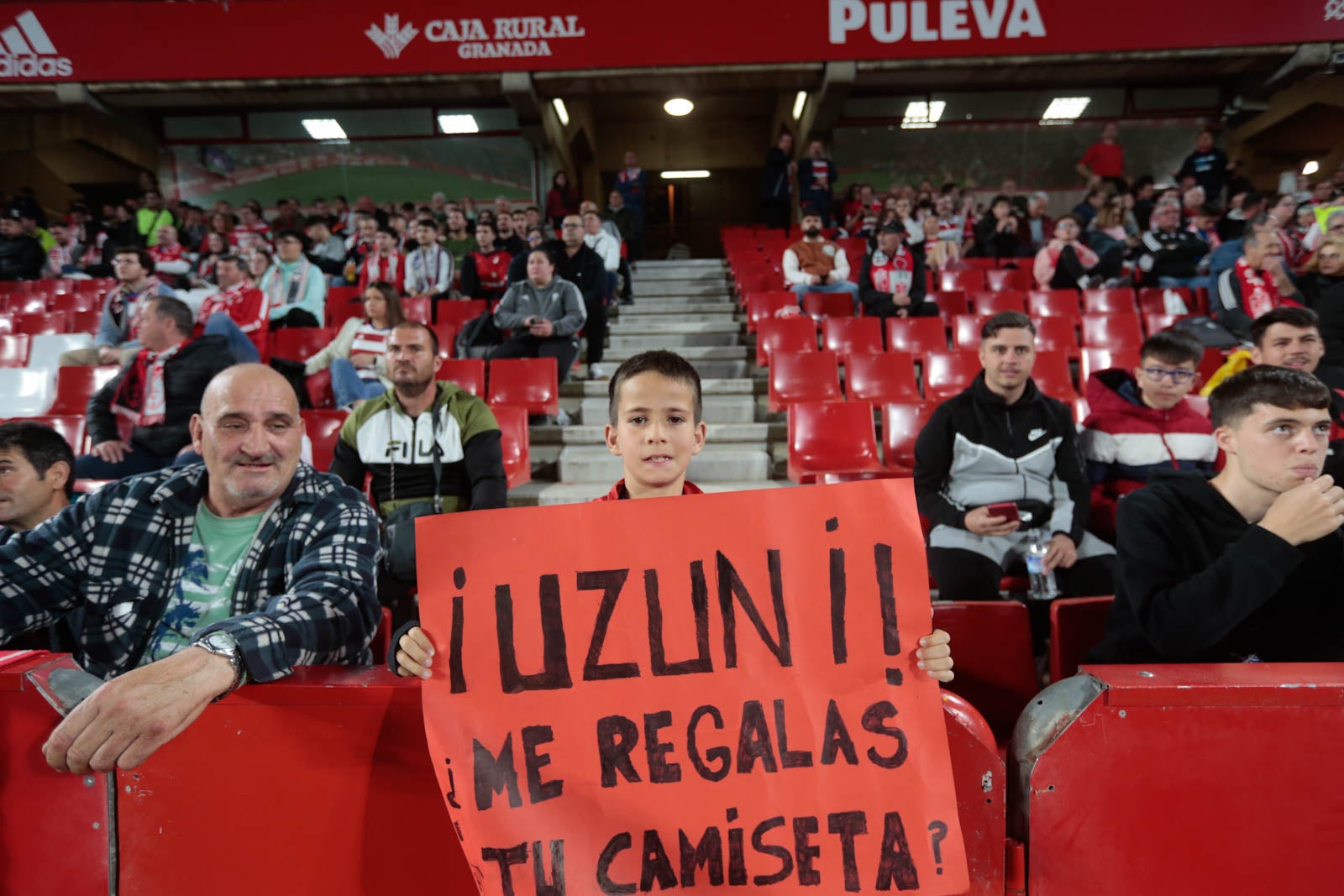 Encuéntrate en la grada en el Granada - Ponferradina