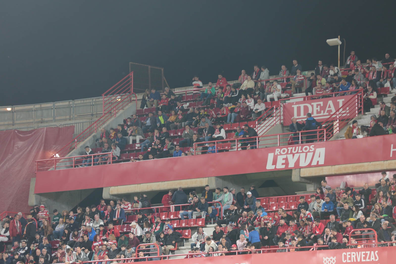 Encuéntrate en la grada en el Granada - Ponferradina